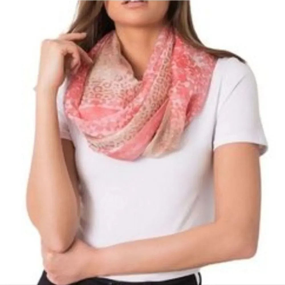 Elegant Pink Leopard Print Scarf